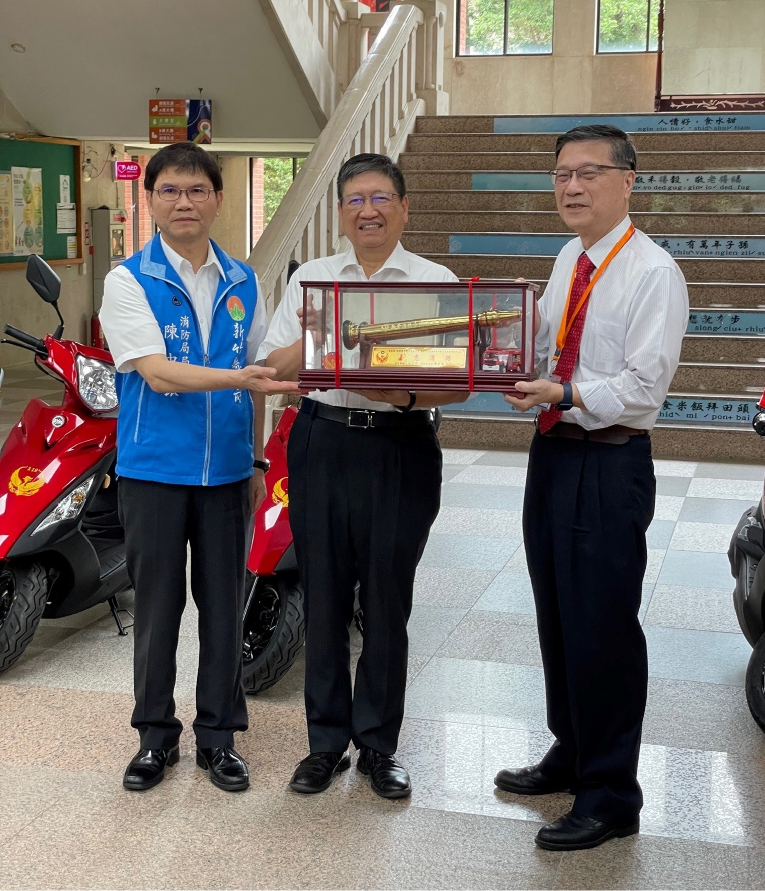 The Executive President of Unimicron, Mr. Lee Chia-Pin (the 1st one from the right), received a gift in return from the Hsinchu County Government Fire Bureau.